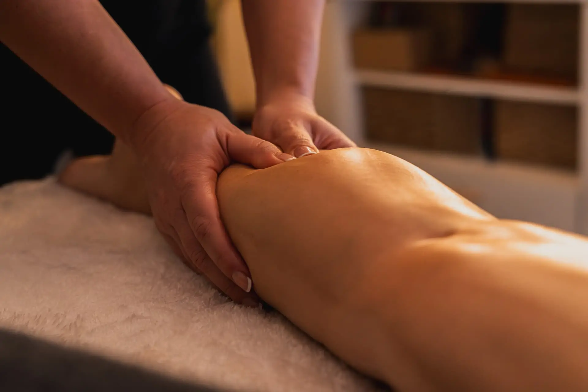 Massage drainant du dos dans une lumière douce